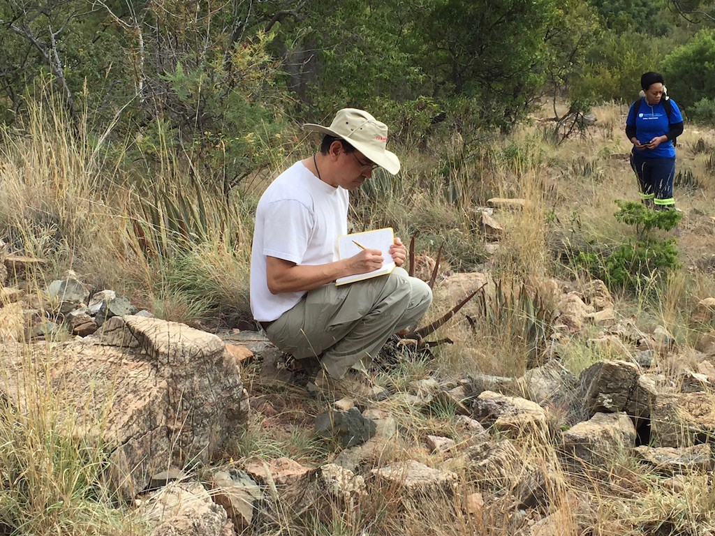 Pedro Jugo and Thabiso Makhohliso in the field on the Northern Limb of the Bushveld Complex (photo by M Leybourne)