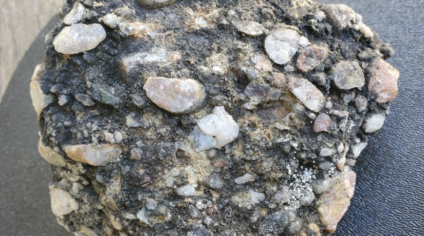 Pebbly rock with gold and diamond